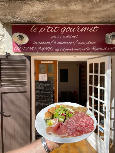 Salle du restaurant avec tables dressées