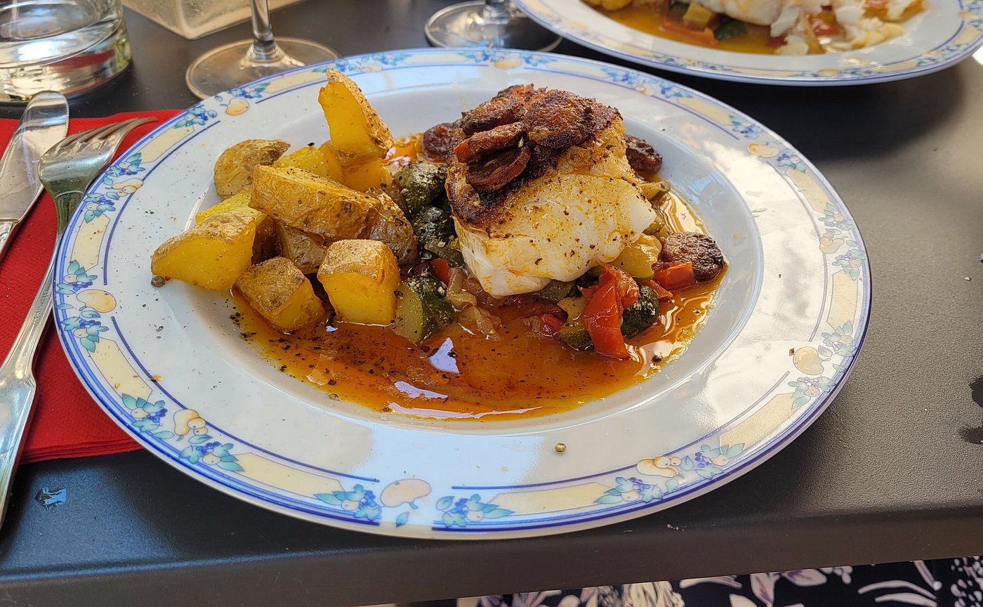 Table dressée avec plats provençaux